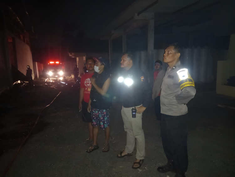 Kebakaran Hebat Gudang Plastik, Kapolsek Tugu Turun Amankan Lokasi (Foto: Dok Humas Polrestabes Semarang)