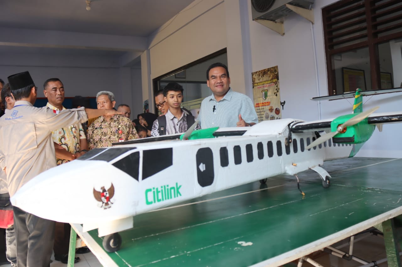 Belajar Otodidak, Brian Sukses Merakit Miniatur Pesawat Terbang Jenis ATR 72 (Foto: Dok Dinkominfo Blora)