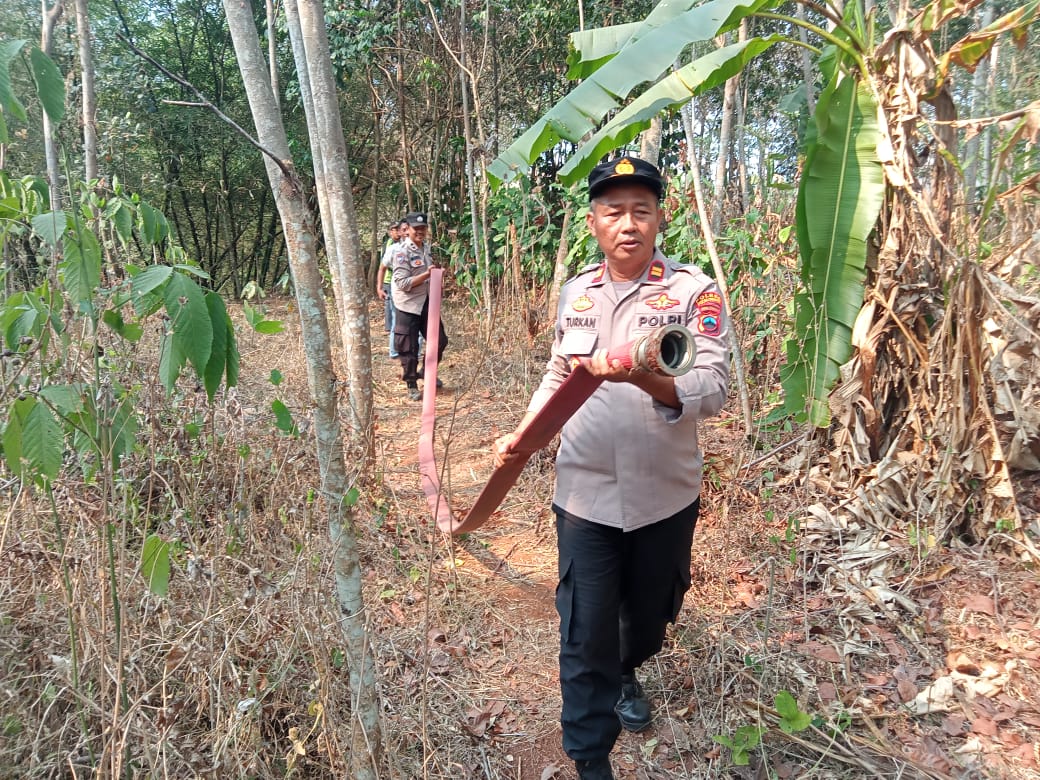 Petugas Gabungan Berjibaku Padamkan Api di Lahan Sengon (Foto: Dok Humas Polres Pekalongan)