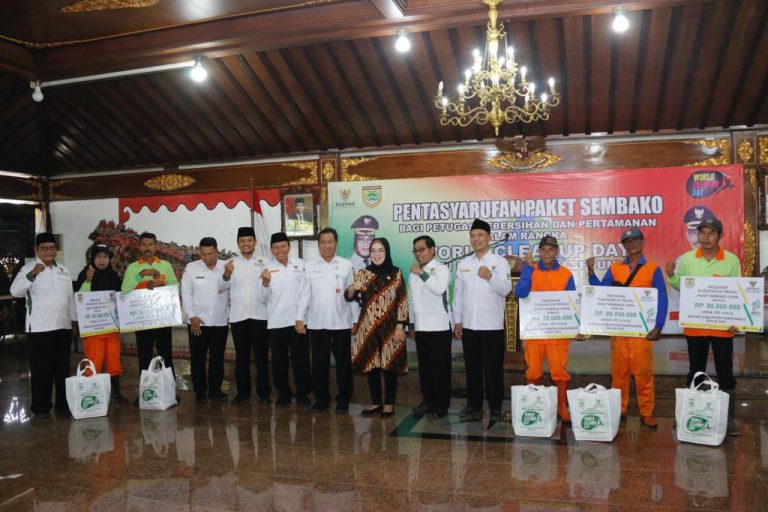 Memperingati World Clean Up Day 2023, DLH Sukoharjo Beri Sembako untuk 300 THL Kebersihan (Foto: Dok Pemkab Sukoharjo)
