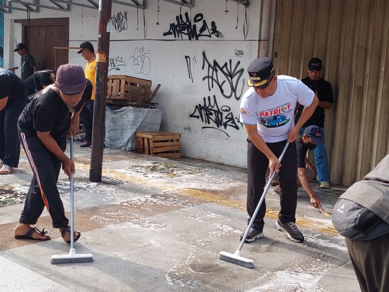 Bupati, ASN dan Masyarakat Gotong Royong Bersihkan Trotoar Moro Soetta (Foto: Dok Pemkab Kebumen)