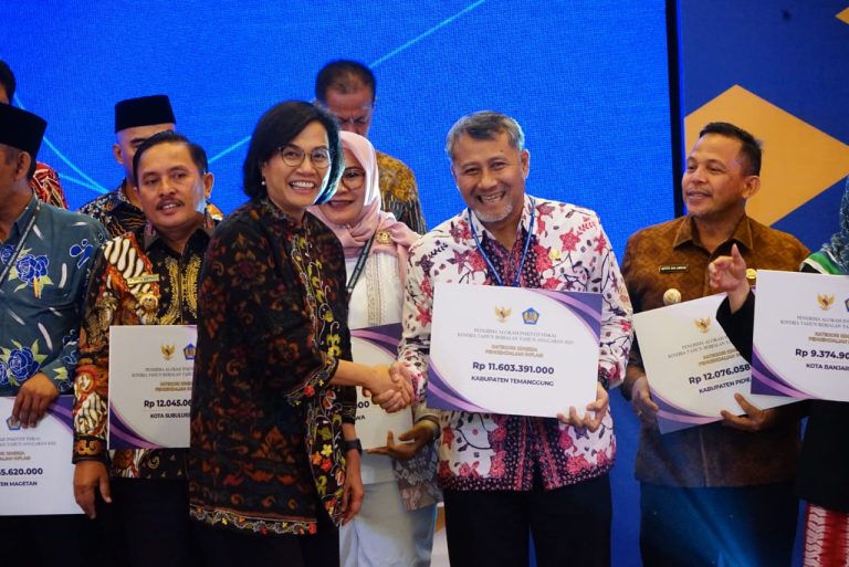 Pj. Bupati Temanggung Hary Agung Prabowo menerima DID dari Menteri Keuangan dan Menteri Dalam Negeri, di Kemenkeu, Selasa (03/10) (Foto: Dok Pemkab Temanggung)