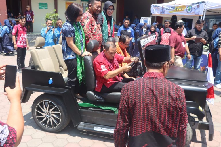 Bupati Semarang Jajal Prototipe Mobil Listrik Produk SMKN 1 Tengaran (Foto: Dok Diskominfo Semarang)
