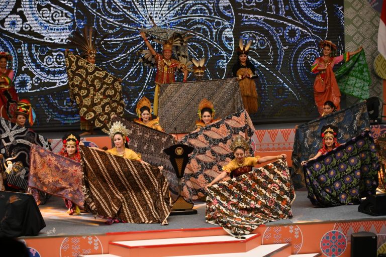 Peringati Hari Batik Nasional, Mendikbduristek Resmikan Museum Batik Indonesia  (Foto: Dok Kemendikbudristek)