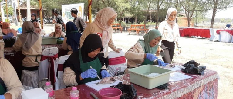 Puluhan Warga Pesisir, Belajar Mengolah Bandeng Tanpa Duri (Foto: Dok Kominfo Rembang)