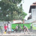 Kembalikan Aset Desa, Pemkab Klaten Gelar Gotong Royong Bersihkan Pasar Darurat  (Foto: Dok Kominfo Klaten)
