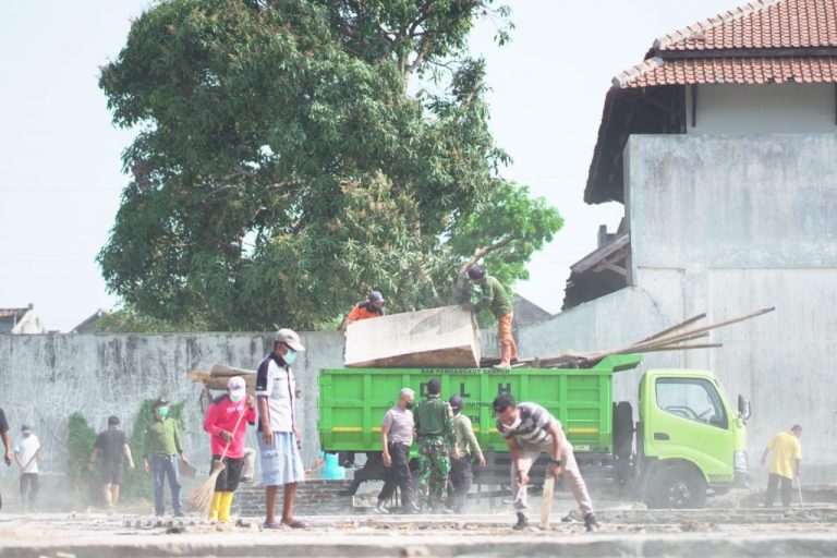 Kembalikan Aset Desa, Pemkab Klaten Gelar Gotong Royong Bersihkan Pasar Darurat  (Foto: Dok Kominfo Klaten)