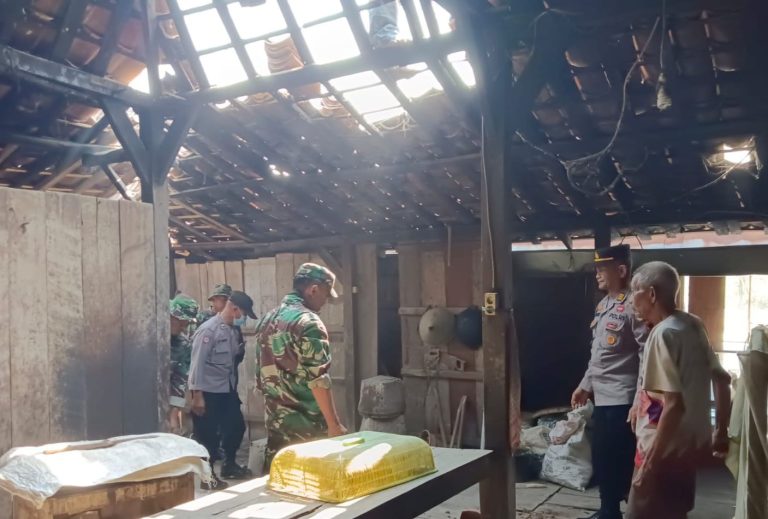 Pasca Puting Beliung di Grobogan, TNI Polri Bantu Perbaikan Rumah Rusak (Foto: Dok Humas Polres Grobogan)
