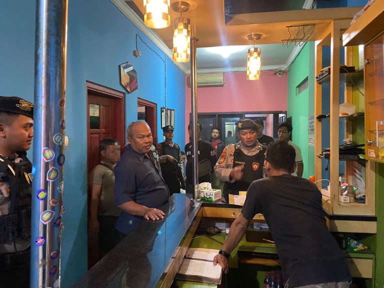 Sambangi Beberapa Café di Pekalongan, Polisi Sita Puluhan Botol Miras (Foto: Dok Humas Polres Pekalongan)