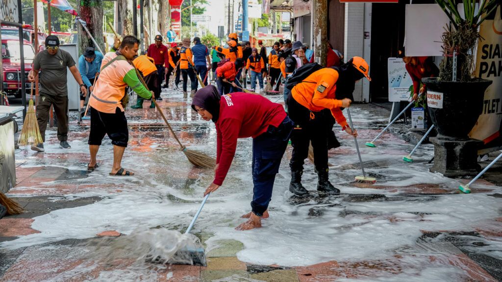 Usai MEC dan Kirab Ruwat Bumi, Relawan Gotong Royong Bersihkan Trotoar Pecinan  (Foto: Dok Diskominsta Magelang)