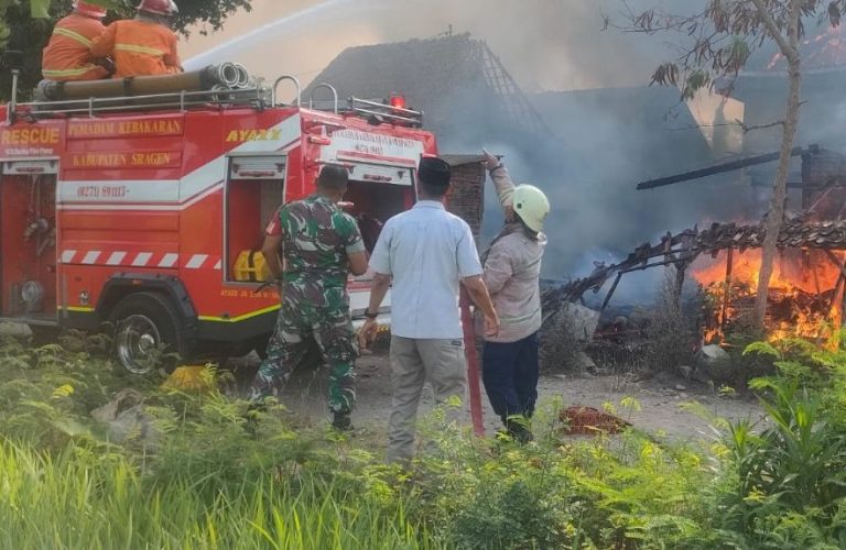 Kebakaran Tiga Rumah di Sidoarjo Sragen, Kerugian Capai Ratusan Juta (Foto: Dok Humas Polres Sragen)