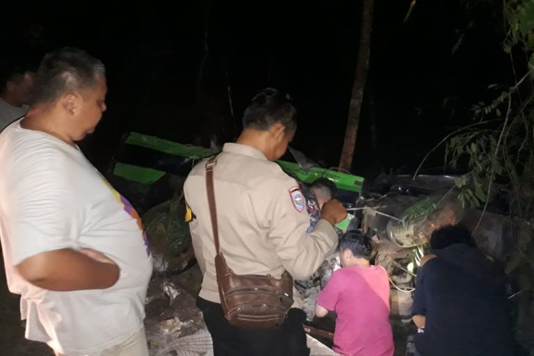 Polisi dan Warga Evakuasi Mobil Pengangkut Air Bersih Masuk Jurang di Purbalingga (Foto: Dok Humas Polres Purbalingga)