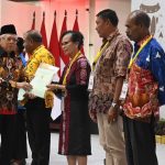 Jamin Kepastian Kepemilikan Tanah, Wapres Serahkan 102 Sertifikat Tanah kepada Masyarakat Papua (Foto: Dok BPMI Setwapres)