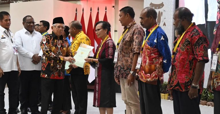 Jamin Kepastian Kepemilikan Tanah, Wapres Serahkan 102 Sertifikat Tanah kepada Masyarakat Papua (Foto: Dok BPMI Setwapres)