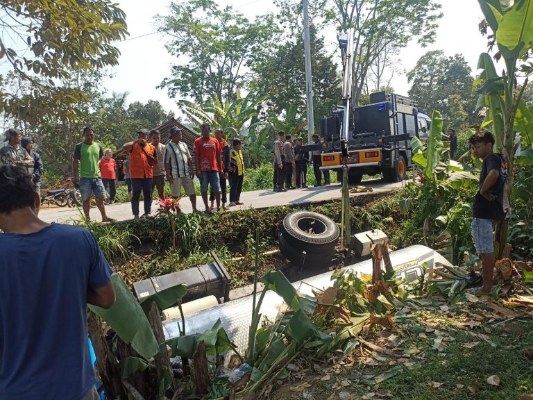 Transformer Beraksi, Evakuasi Truk Tanki yang Terperosok ke Kali (Foto: Dok Humas Polres Karanganyar)
