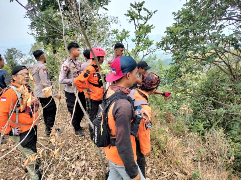 Satu Peleton Dalmas Samapta Polres Semarang Dikerahkan Bantu Pencarian Orang Hilang (Foto: Dok Humas Polres Semarang)
