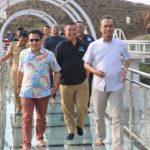 Jajaran Komisi B saat berada di jembatan kaca objek Kemuning Sky Hills. (Foto: Dok DPRD Jatengprov)