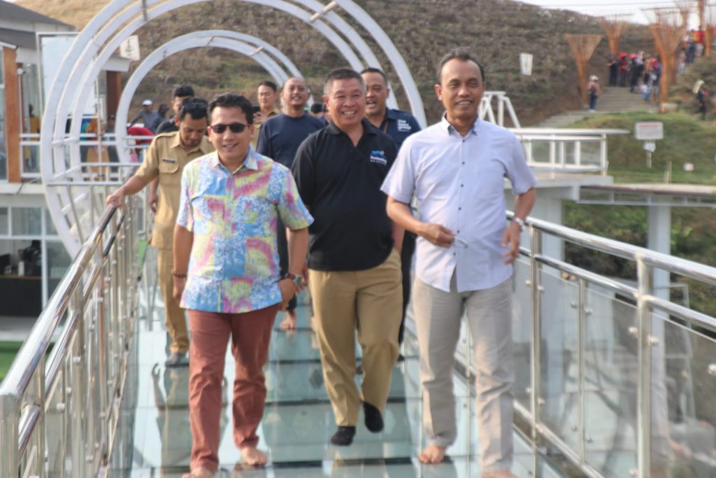 Jajaran Komisi B saat berada di jembatan kaca objek Kemuning Sky Hills. (Foto: Dok DPRD Jatengprov)