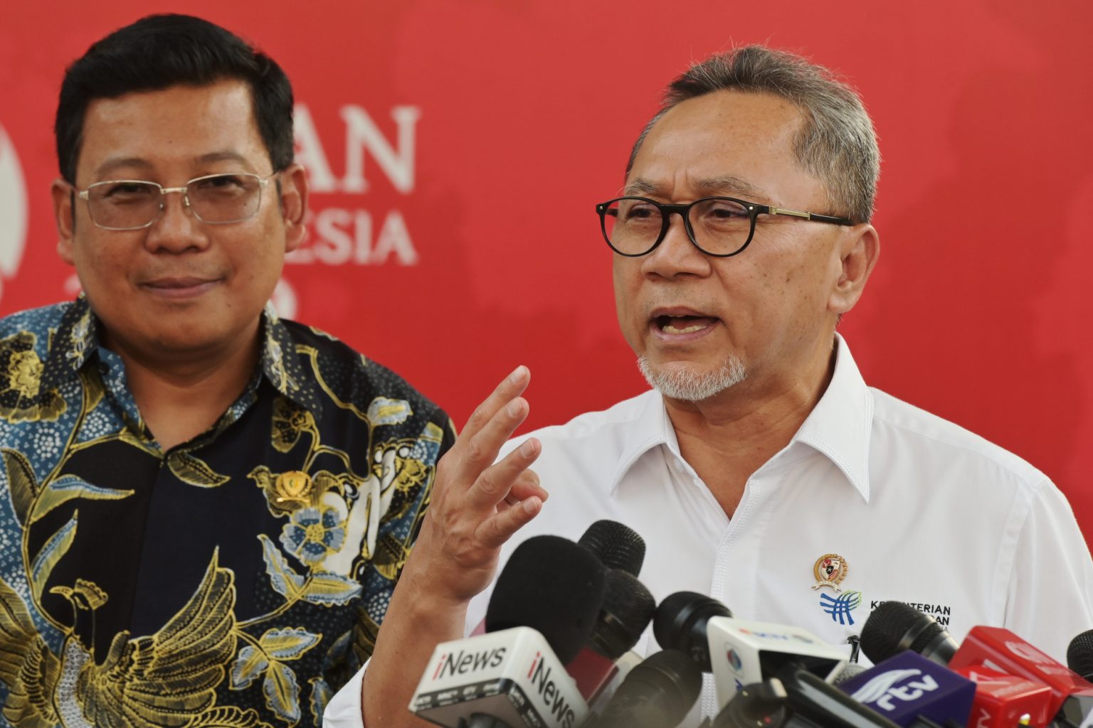 Mendag Zulkifli Hasan dan Kepala Bapanas Prasetyo Adi memberikan keterangan pers, di Jakarta, Senin (09/10). (Foto: Dok Humas Setkab)