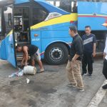 Pj. Bupati menghampiri supir bus jurusan Surabaya-Jepara yang membuang sampah sembarangan di pintu bus di Terminal Jepara. (Foto: Dok Diskominfo Jepara)