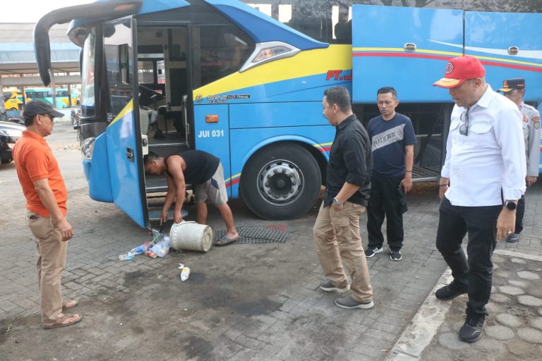 Pj. Bupati menghampiri supir bus jurusan Surabaya-Jepara yang membuang sampah sembarangan di pintu bus di Terminal Jepara. (Foto: Dok Diskominfo Jepara)