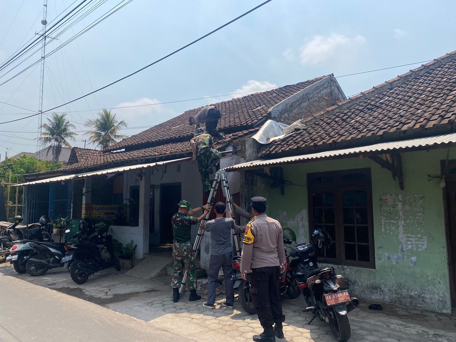 Sinergi dengan Forkopimcam, DPUPR Perbaiki Rumah Rusak Dampak Bentrok Massa (Foto: Dok Pemkab Magelang)