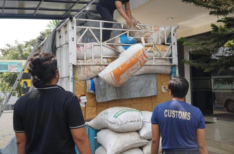 Kanwil Bea Cukai Jatim II Tindak Jutaan Batang Rokok Ilegal Ditimbun dengan Pupuk (Foto: Dok Dirjen Bea Cukai)