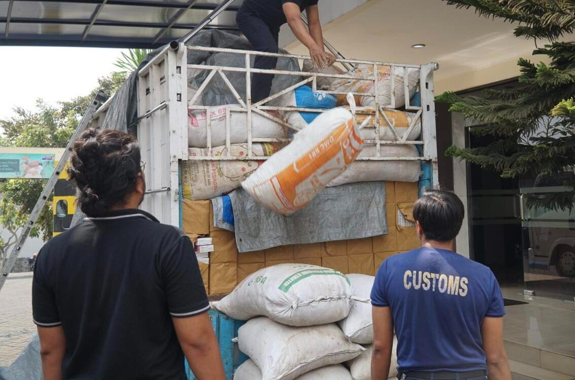 Kanwil Bea Cukai Jatim II Tindak Jutaan Batang Rokok Ilegal Ditimbun dengan Pupuk (Foto: Dok Dirjen Bea Cukai)