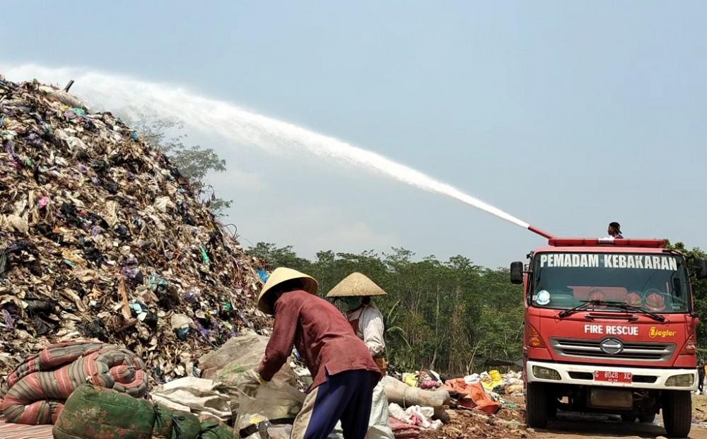 Panas Menyengat dan Rawan Kebakaran, TPA Randukuning Diguyur Air (Foto: Dok MC BATANG)