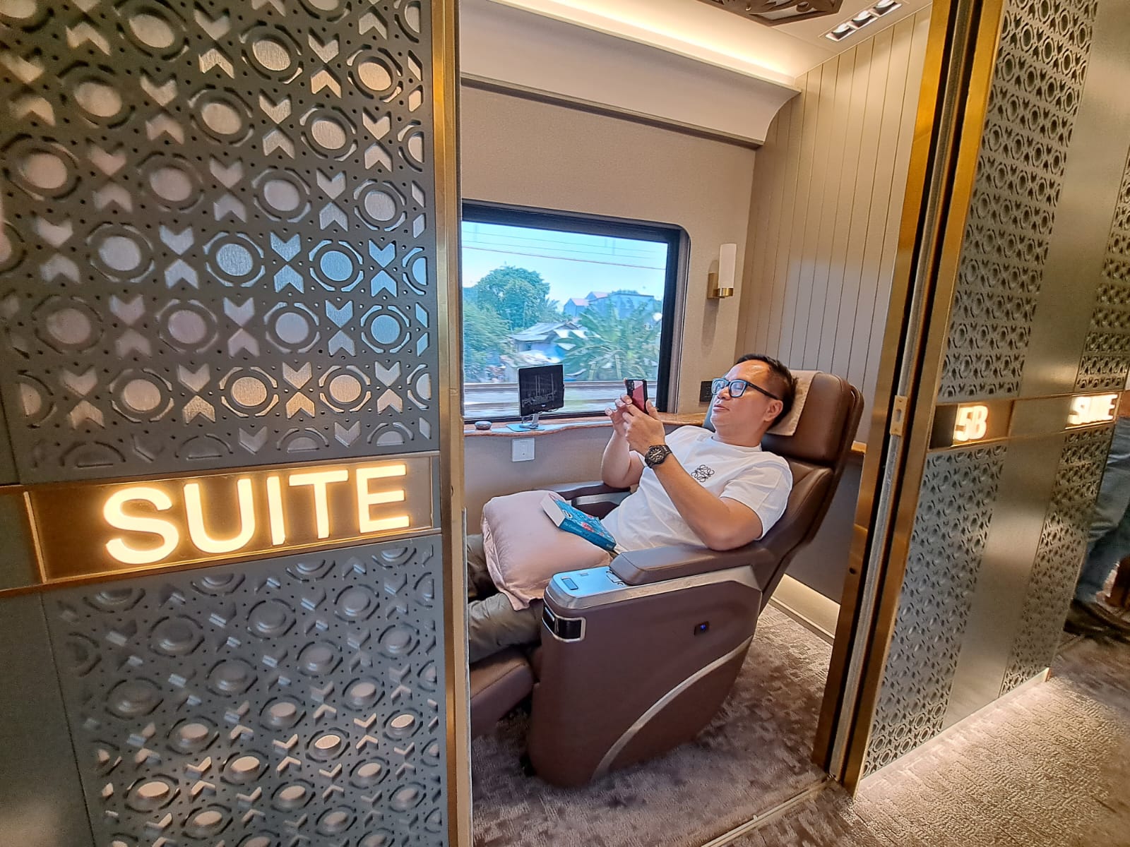 Wamen BUMN Jajal Layanan Kereta Compartment Suites, Begini Filosofi Ornamennya (Foto: Dok PT KAI)