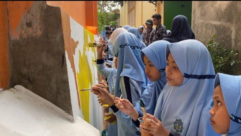 Gandeng Komunitas Serbuk Pensil, Siswa SDIT Berekspresi Lewat Mural (Foto: Dok MC Batang)