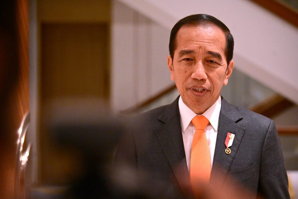 Presiden Jokowi memberikan keterangan pers di sela-sela kegiatan kunjungan kerjanya di China World Hotel, Beijing, Republik Rakyat Tiongkok, pada Senin (16/10) malam. (Foto: Dok BPMI Setpres)