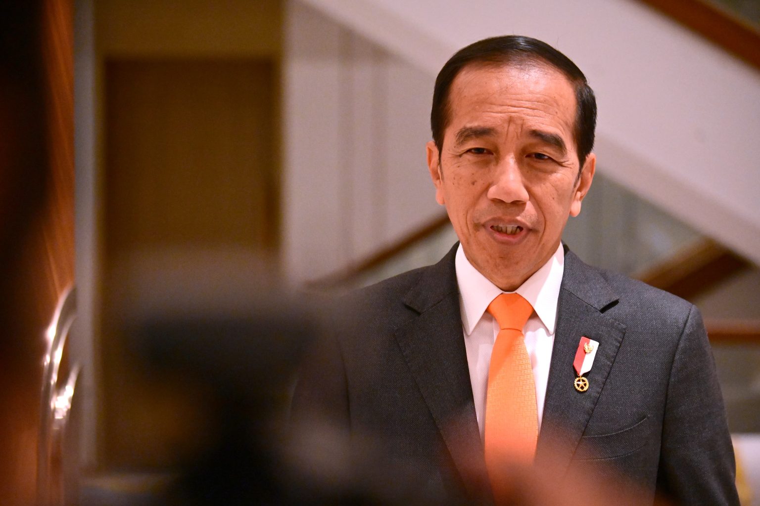 Presiden Jokowi memberikan keterangan pers di sela-sela kegiatan kunjungan kerjanya di China World Hotel, Beijing, Republik Rakyat Tiongkok, pada Senin (16/10) malam. (Foto: Dok BPMI Setpres)