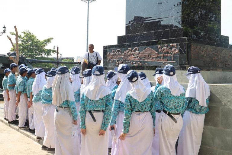 Momen Bersejarah 3 Oktober, Puluhan Pelajar Napak Tilas di monumen Tugu Perjuangan (Foto: Dok Timkom Pemkot Pekalongan)