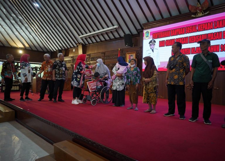 630 Lansia Terlantar dan 235 ODKB di Klaten Terima Bantuan Sosial (Foto: Dok Kominfo Klaten)