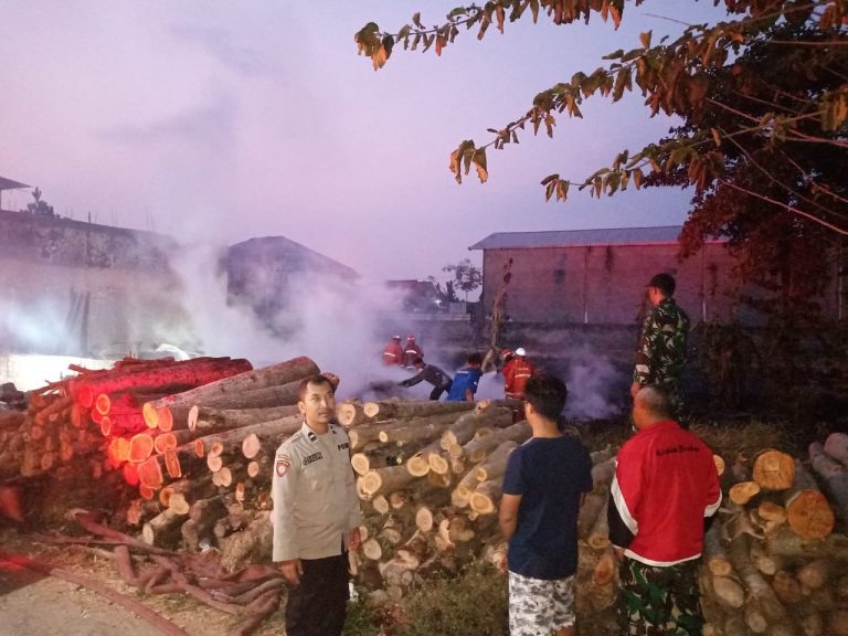 Dipicu Korsleting Listrik, Gudang Kayu Mebel di Kersana Terbakar (Foto: Dok Humas Polres Brebes)