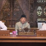 Rapat koordinasi secara hybrid penanganan tambak udang Karimunjawa yang dipimpin secara langsung oleh Pj Bupati Jepara Edy Supriyanta di ruang Vidcon Setda. (Foto: Dok Diskominfo Jepara)