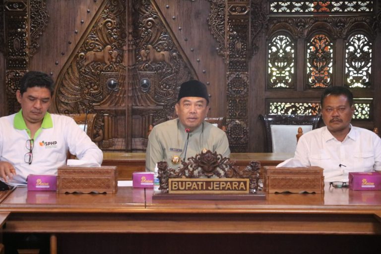 Rapat koordinasi secara hybrid penanganan tambak udang Karimunjawa yang dipimpin secara langsung oleh Pj Bupati Jepara Edy Supriyanta di ruang Vidcon Setda. (Foto: Dok Diskominfo Jepara)