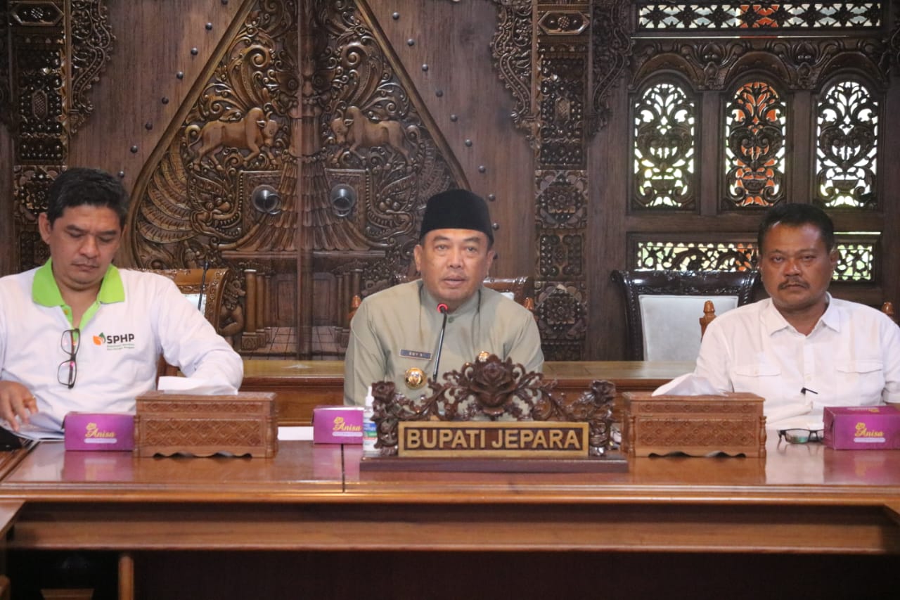 Rapat koordinasi secara hybrid penanganan tambak udang Karimunjawa yang dipimpin secara langsung oleh Pj Bupati Jepara Edy Supriyanta di ruang Vidcon Setda. (Foto: Dok Diskominfo Jepara)