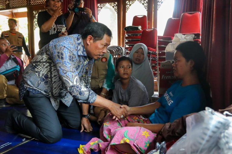 Pj Gubernur Jateng Salurkan Bantuan Logistik untuk Pengungsi Korban Kebakaran di Surakarta (Foto: Dok Diskominfo Jateng)
