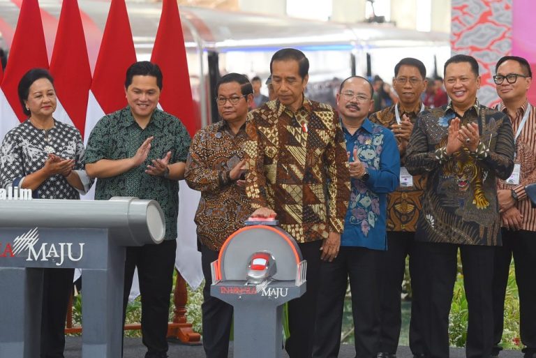 Presiden Jokowi didampingi Sekretaris Kabinet Pramono Anung saat meresmikan KCJB Whoosh di Stasiun KCJB Halim, Jakarta, Senin (02/10). (Foto: Dok Humas Setkab)