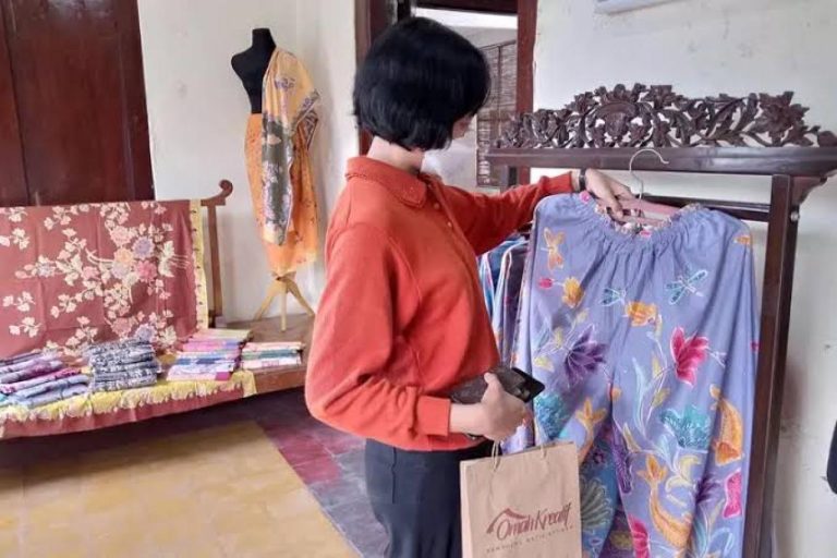 Thrifting Batik Ramaikan Kauman Batik Art Festival (KBAF) 2023 (Foto: Dok Timkom Pemkot Pekalongan)