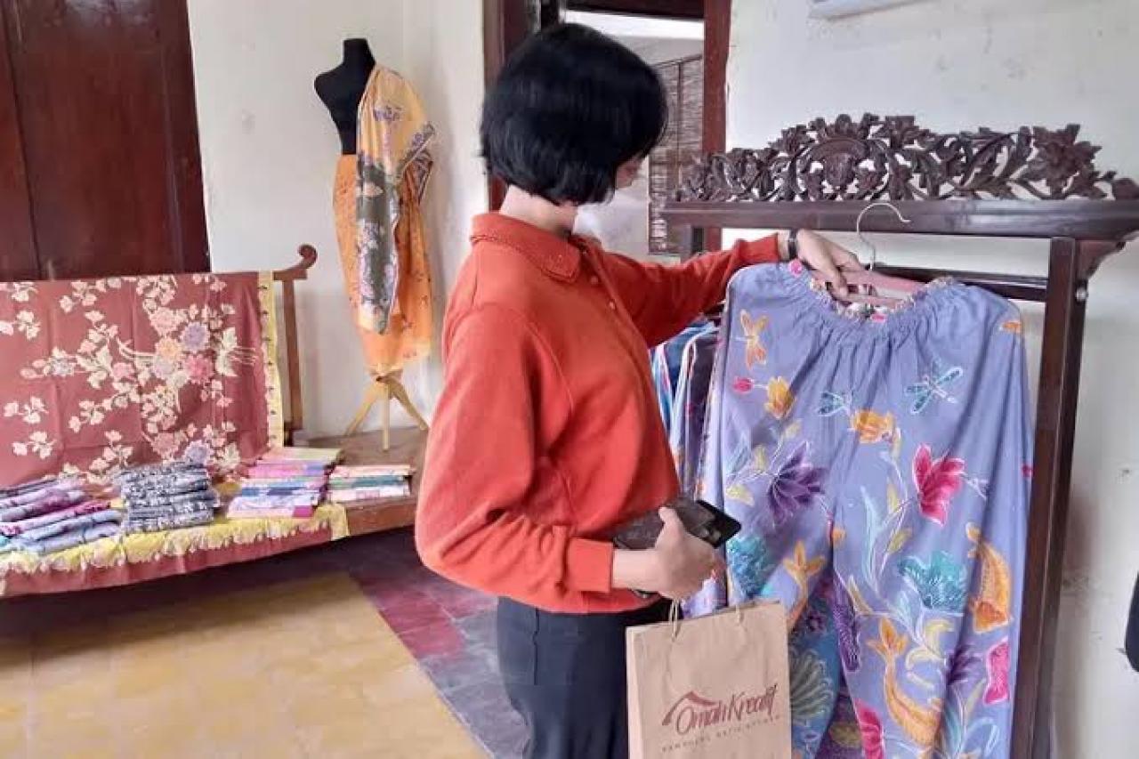 Thrifting Batik Ramaikan Kauman Batik Art Festival (KBAF) 2023 (Foto: Dok Timkom Pemkot Pekalongan)