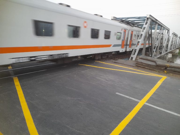 Cegah Kemacetan, Perlintasan Kereta Api Kini Dipasang Yellow Box Junction (Foto: Dok Pemkot Semarang)