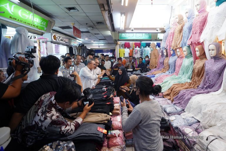 Kunjungi Pasar Tanah Abang, Mendag Zulkifli Hasan: Pasar Kembali Ramai, Pedagang Tersenyum (Foto: Dok Kemendag)