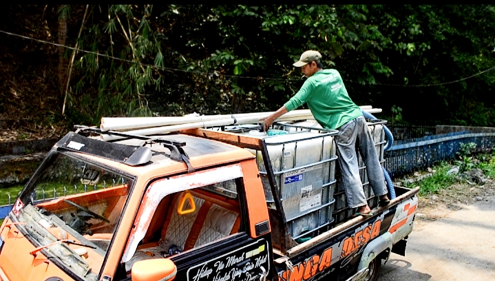 Penjual Air Bersih Keliling Raup Untung Sampingan di Musim Kemarau (Foto: Dok Pemkab Magelang)