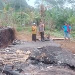 Bakar Sampah, Kandang Berikut Dua Ekor Sapi di Paninggaran Ikut Terpanggang (Foto: Dok Humas Polres Pekalongan)