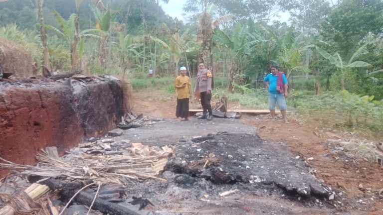 Bakar Sampah, Kandang Berikut Dua Ekor Sapi di Paninggaran Ikut Terpanggang (Foto: Dok Humas Polres Pekalongan)