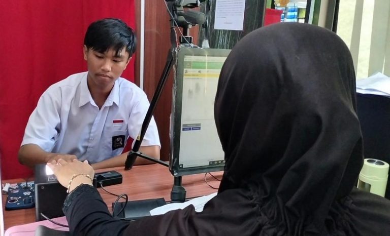 Minggu Tetap Dilayani, Disdukcapil Genjot Perekaman e-KTP untuk Pemilih Pemula (Foto: Dok MC Batang)