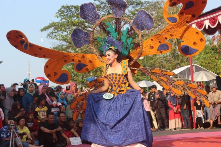 Peringati HBN 2023, Karnaval Batik Pekalongan Digelar Malam Hari (Foto: Dok Timkom Pemkot Pekalongan)